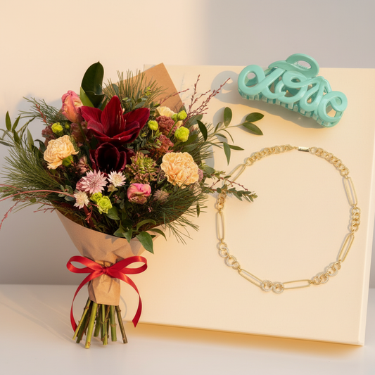 Combined gift set with Joulu Kimppu, EMILIA Maggie Necklace, and LOVE claw mint